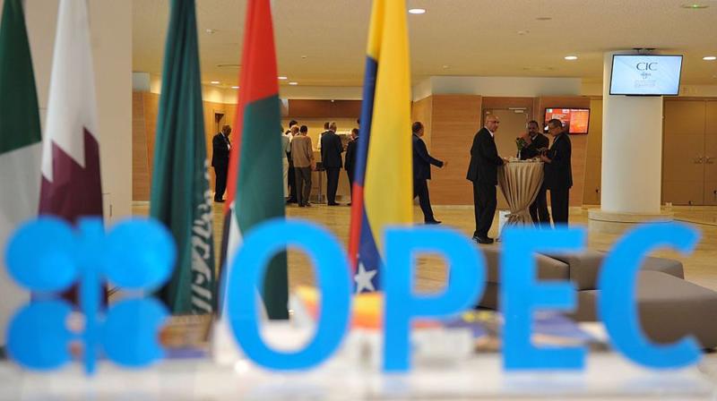 Giá dầu tiếp tục biến động trước thềm cuộc họp OPEC+